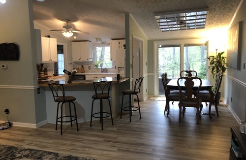 Newberry Shores Casa | Cozy cove lake cottage
