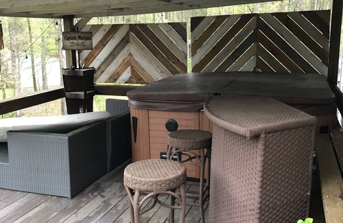Newberry Shores Casa | Cozy cove lake cottage
