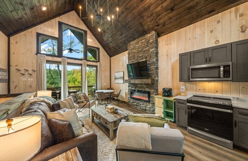 Sevierville Cabina | Cozy Cove Retreat w/ Lake View, Hot Tub, FirePit!