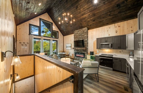 Sevierville Cabina | Cozy Cove Retreat w/ Lake View, Hot Tub, FirePit!