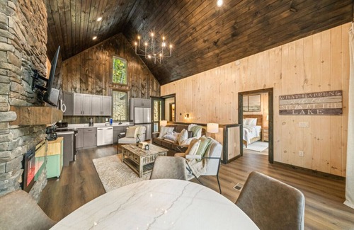 Sevierville Cabina | Cozy Cove Retreat w/ Lake View, Hot Tub, FirePit!