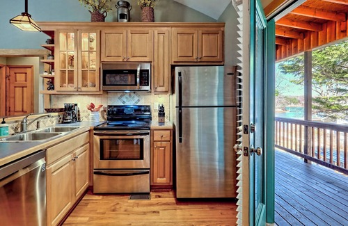 Elf Cabina | Cozy Cove Retreat - by Chatuge Home Concierge Private Swim Dock, kayaks, grill