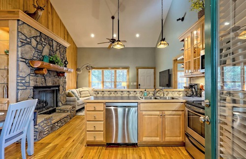 Elf Cabina | Cozy Cove Retreat - by Chatuge Home Concierge Private Swim Dock, kayaks, grill