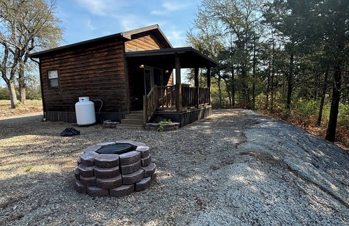 Fort Towson Cabina | Cozy Creek cabin in charming Fort Towson with WiFi access