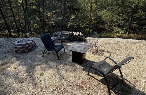 Fort Towson Cabina | Cozy Creek cabin in charming Fort Towson with WiFi access