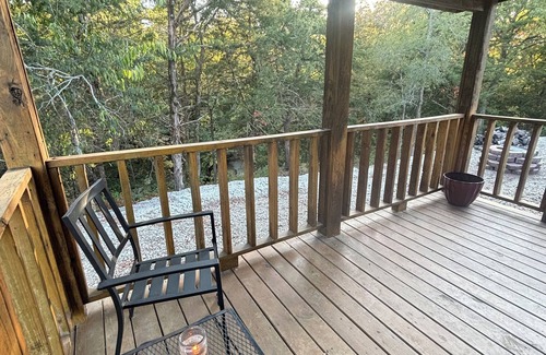 Fort Towson Cabina | Cozy Creek cabin in charming Fort Towson with WiFi access