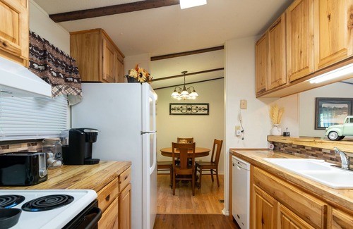 Tuckasegee Casa | Cozy Creek Cottage in Cullowhee/Pet friendly. Continues sounds of the stream.