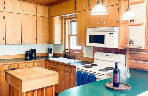 Darby Cabina | Cozy Creek Log Cabin - 2 Br 1 Ba with seasonal creek, fruit trees and wildlife