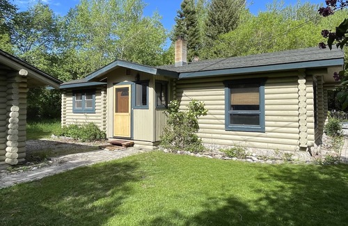 Darby Cabina | Cozy Creek Log Cabin - 2 Br 1 Ba with seasonal creek, fruit trees and wildlife