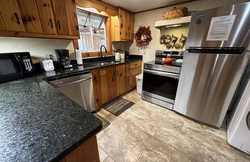 Candler Cabaña | Cozy Creek en un Mtn ruidoso. Cala-Jacuzzi, Chimenea, Romántica, Vista, Parrilla, WiFi gratuito, Privado
