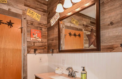 Cascade-Chipita Park Cabaña | Cozy, creekside cottage in the foothills of Pikes Peak