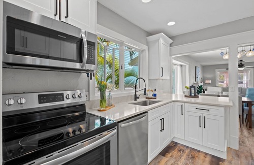 Bradenton Casa | Cozy Creekside Bungalow