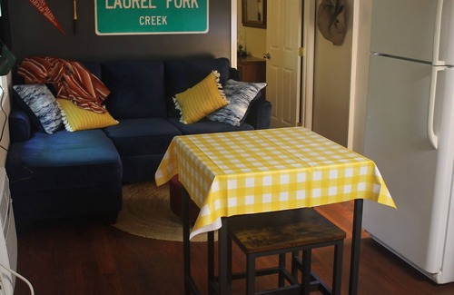 Hampton Cabina | Cozy Creekside Cabin 1.5 miles from Lake Watagua and Cherokee National Forest.