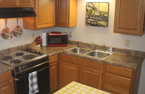 Hampton Cabina | Cozy Creekside Cabin 1.5 miles from Lake Watagua and Cherokee National Forest.
