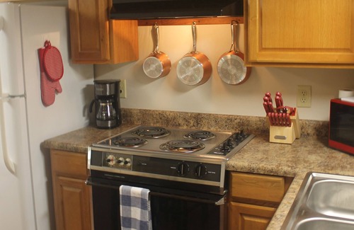 Hampton Cabina | Cozy Creekside Cabin 1.5 miles from Lake Watagua and Cherokee National Forest.