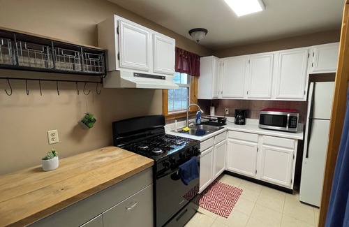 Mountain View Cabaña | Cozy Creekside Cottage next to City Park. Walk to mainstreet!