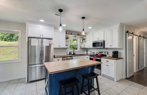 Upper Peachtree Cabaña | Cozy Creekside Cottage near Folk School, Murphy, and Hayesville