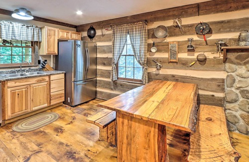 Sautee Nacoochee Cabina | Cozy Creekside Mountain Escape w/ Hot Tub!