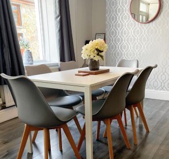 Trecynon Casa | Cozy Cribs near Zipworld, Dare Valley Bike Park, Pen-y-fan & Four Waterfalls Walk