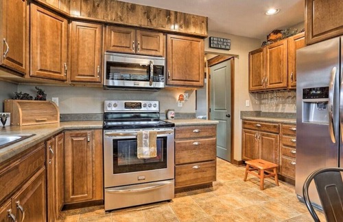 Custer Casa | Cozy Custer Cottage w Deck: Walk to Shops & Food!