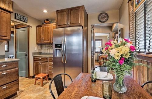 Custer Casa | Cozy Custer Cottage w Deck: Walk to Shops & Food!