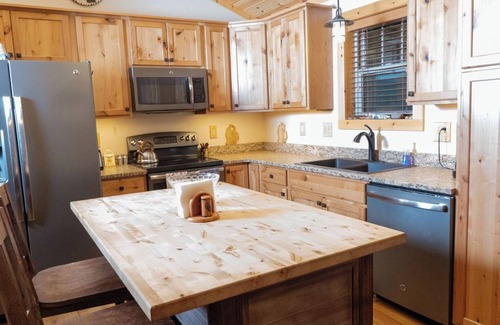 Mancelona Cabina | Cabina nueva y personalizada con comodidades de primera línea en Bellaire, Michigan.