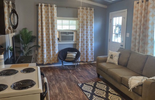 Longview Casa | Cozy, Cute home, minutes from Everything!