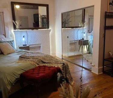 Ozark Apartamento | Cozy, Cute, Private Ozark Suite 5 Mins to Hospital