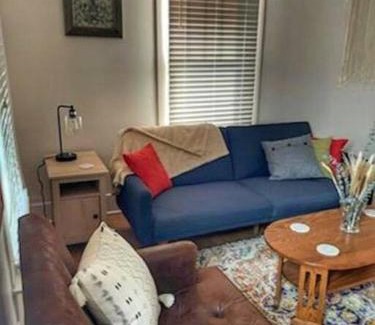 Ozark Apartamento | Cozy, Cute, Private Ozark Suite 5 Mins to Hospital