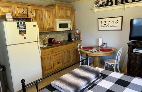 Bentonville Apartamento | Cozy, cute studio! Safe and quiet neighborhood, Comfy bed; Near downtown!