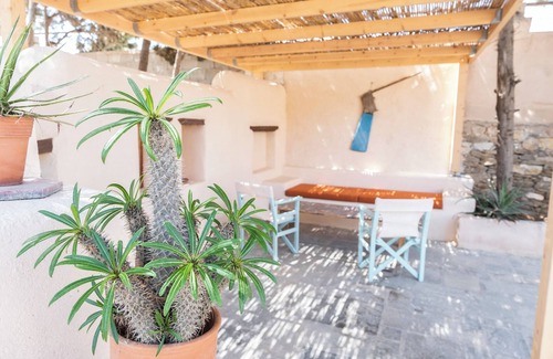 Parasporos Cabaña | Cozy Cycladic Cottage | Steps From the Beach & Close to Town.