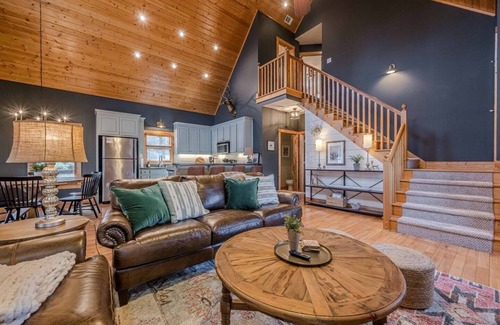 Dahlonega Casa | Cozy Dahlonega Cabin w/ Hot Tub