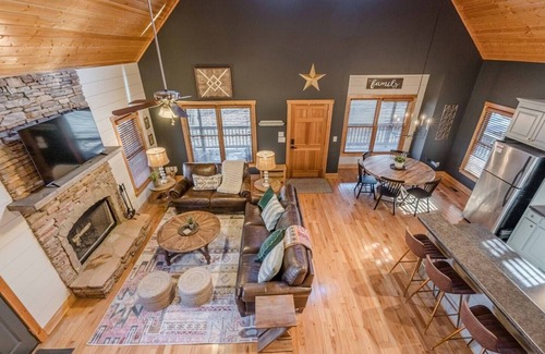 Dahlonega Casa | Cozy Dahlonega Cabin w/ Hot Tub