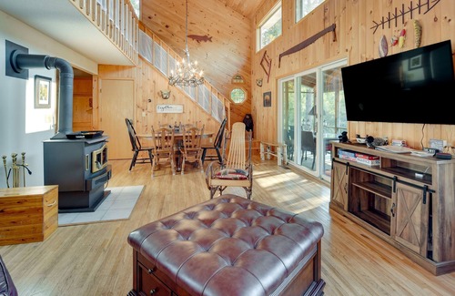 Markville Cabina | Cozy Danbury Escape: Snowmobiling & Ice Fishing!