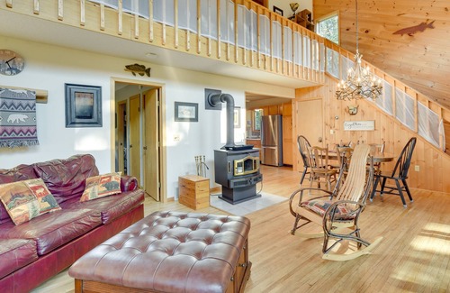 Markville Cabina | Cozy Danbury Escape: Snowmobiling & Ice Fishing!