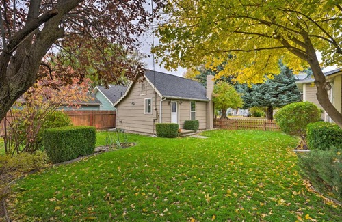 Dayton Apartamento | Cozy Dayton Cottage with Yard Walk to Main Street!