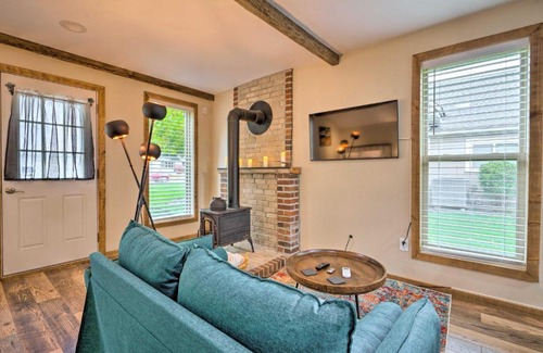 Dayton Apartamento | Cozy Dayton Cottage with Yard Walk to Main Street!