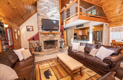 North Glade Hills Casa | Cozy DCL Cabin with Hot Tub Firepit & Dock Slip