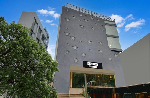 Palasia Casa | Cozy Deluxe Room at Chappan Market Indore