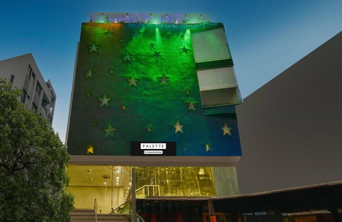 Palasia Casa | Cozy Deluxe Room at Chappan Market Indore