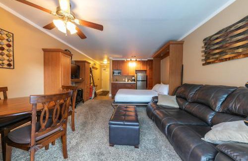 Truckee Casa | Cozy Deluxe Studio #131 at Donner Lake Village