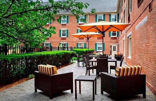 Danvers Apartamento | Cozy Deluxe Unit in Danvers, Pet-friendly Property! Outdoor Pool!