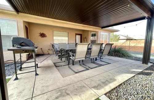 La Verkin Casa | Cozy Desert Retreat Near Zion - Patio Dininggrill