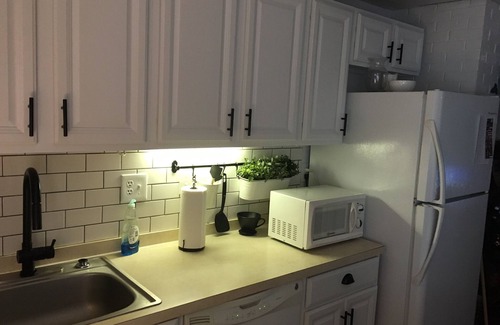Fredericksburg Casa | Acogedor apartamento de un dormitorio de diseño, vecindario tranquilo, cerca de muchas tiendas