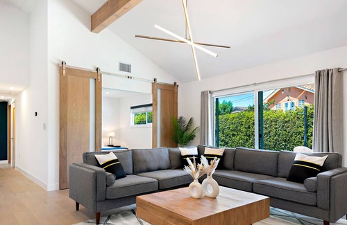 Fountain Valley Villa | Cozy Designer Villa in Heart of OC