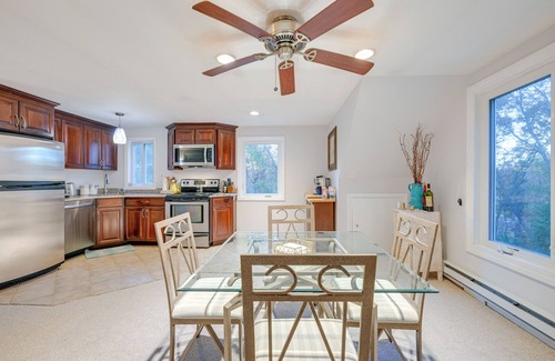 Dix Hills Apartamento | Cozy Dix Hills Apt w/ Deck ~ 7 Mi to Beach!