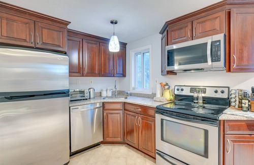 Dix Hills Apartamento | Cozy Dix Hills Apt w/ Deck ~ 7 Mi to Beach!