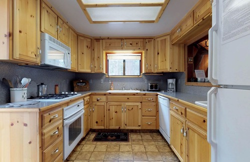 West Village Casa | Cabina acogedora y acogedora para perros a minutos de Shaver Lake, pueblo cercano, y más.