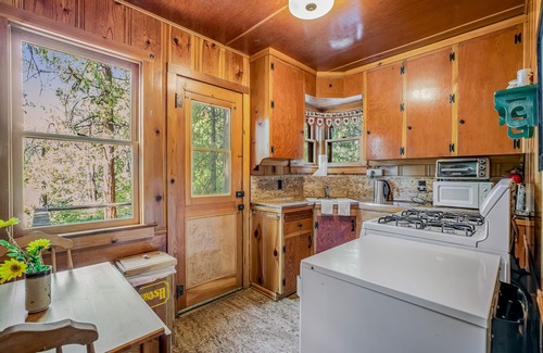 Idyllwild Cabina | Cabina acogedora histórica con gran cubierta, chimenea de roca original y loft!