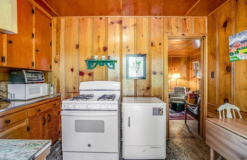 Idyllwild Cabina | Cabina acogedora histórica con gran cubierta, chimenea de roca original y loft!